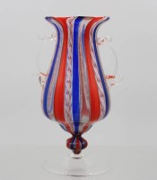 Auktion 375<br>mundgeblasene Kunstglasvase, Murano, mit einem markanten Streifenmuster in Rot und Blau, ca. H-20cm