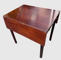 Auktion 375<br>kl. Klapptisch mit langer Schublade, Mahagoni, H-69 cm, 50x68 cm, ausgeklappt 68x94 cm, Gebrauchsspuren