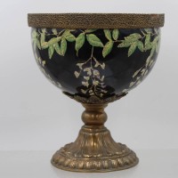 Auktion 375<br>gr. Fussschale nach antikem Vorbild, floral dekoriert, Bronzemonturen, ca. H-23cm D-20cm