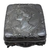 Auktion 375<br>alte, massive Zinn Schmuckdose, Deckel mit Frauenportrait, H-6,5 cm, 9x9 cm