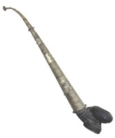 Auktion 375<br>Burmesische Pfeife, Bronzekopf mit Metallummantelten Stiel, wohl Ende 19.Jhd.?, L-30 cm