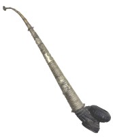 Auktion 375<br>Burmesische Pfeife, Bronzekopf mit Metallummantelten Stiel, wohl Ende 19.Jhd.?, L-30 cm