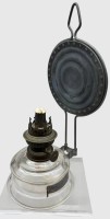 Auktion 375<br>Petroleum Tischlampe , Glasbeh&auml;lter mit Reflektor, H-29 cm