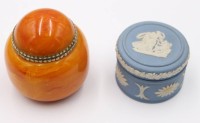 Auktion 375 / Los 9027 <br>2 kl. diverse Deckeldosen Wedgewood  und ungemarkt wohl aus Kunstharz 