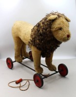 Auktion 375 / Los 12035 <br>gr. Steiff-Ziehtier, L&ouml;we, &auml;lter, H-50cm L-62cm
