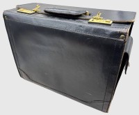 Auktion 375 / Los 13013 <br>gr. Ledertasche mit Zahlenschloss (Einstellung 000), H-36 cm, 45x22 cm