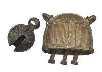 Auktion 375 / Los 15516 <br>Antike burmesische Bronze Glocke des Wasserb&uuml;ffels Hka-Lauk, Mandalay, Myanmar, 5x6 cm, anbei antike Schelle