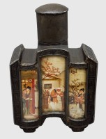 Auktion 375 / Los 15519 <br>antike chinesische Teedose aus Zinn mit handbemalten Paneelen hinter Glas,  im Boden gemarkt, wohl um 1900?, H-17,5 cm, B-11 cm