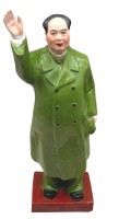 Auktion 375 / Los 15534 <br>Vorsitzender Mao Zedong, die Massen gr&uuml;&szlig;end, farbige Porzellanplastik, China um 1970, H-28 cm