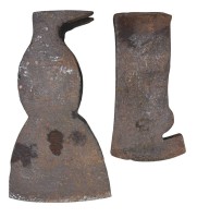 Auktion 375<br>2x antike Axt-Klingen, 1x Klauenbeil, 1xBeilkopf, beide gemarkt, Schmiedeeisen um 1840, H-19 und 14,5 cm