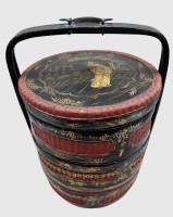 Auktion 375<br>antiker chines. Hochzeitskorb, 4 tg. mit Deckel, geflochten und Spanholz, handbemalt, wohl 19.Jhd., H- mit Griff ca. 45 cm