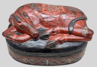 Auktion 375<br>grosse antike, geschnitzte und rot-schwarz lackierte Tierdose in Form einer ruhenden Gazelle,massives Holz, H-19 cm,  ca. 40x32 cm, Altersspuren,  wohl 18.Jhd. S&uuml;dostasien?