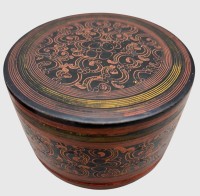 Auktion 375<br>antike burmesische Lack-Betelbox mit gravierten Rankenmuster in warmen r&ouml;tlichen T&ouml;nen auf schwarzem Grund, wohl 19.Jhd., H-7 cm, D-11 cm
