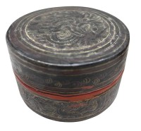Auktion 375 / Los 15538 <br>antike kl. Lackdose, wohl Burma, Altersspuren, H-5 cm, D-8,5 cm