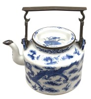 Auktion 375 / Los 15541 <br>antike Teekanne, China/Thailand?, mit blau/weissen Drachendekor, Metallgriff und Montur, guter Zustand, H-17 cm