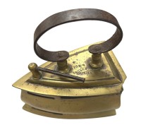 Auktion 375 / Los 16036 <br>gr. schwerer Messing-Kohleb&uuml;geleisen, um 1870, Herst. Fagler K&aacute;lm&aacute;n aus Szeged, H-24 cm, L-23 cm