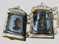 Auktion 375<br>2 Schalclips oder &auml;hnliches in Bierkrugform, Front schwarzer Stein mit griechischen Kriegerkopf, 1x gebrochen, Altersspuren, je ca. 2,5x2 cm