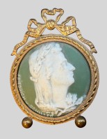 Auktion 375<br>gr. Portrait-Medaillon "Fr. von Schiller" in Messingrahmen, ca. 8x6 cm, 19.Jhd.
