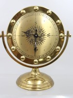 Auktion 375<br>Messing-Tischuhr im nautischen Kompass-Stil mit einem Zifferblatt im Marine-Design, Batteriewerk, Funktion nicht gepr&uuml;ft, Gebrauchsspuren, ca. H-39,5cm B-26,5cm