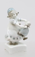 Auktion 375<br>kl. Figur, M&auml;dchen mit Puppe, W.-Goebel-Porzellanfabrik aus Oeslau, &auml;lter, Unterglasurfarben, ca. H-12cm