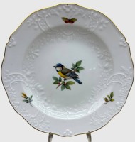 Auktion 375<br>Teller Meissen, Goldrand, feine Malerei mit V&ouml;geln und Zweigen, Schwertermarke ,1. Wahl, D-22 cm