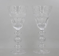 Auktion 375 / Los 10029 <br>Paar Pokalgl&auml;ser,  wohl Cumbria Crystal, &bdquo;Grasmere&ldquo;-Muster, ca. H-22,5cm