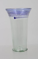 Auktion 375<br>b&ouml;hmisches Waldglas, gemarkt, blaue Fadenauflage, ca. H-12,8cm