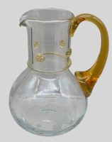 Auktion 375<br>Kristall-Kanne mit Weinlaubschliff, bernsteinfarbener Griff und Noppen, H-19 cm, ca. 0,75 L