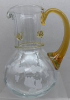 Auktion 375<br>Kristall-Kanne mit Weinlaubschliff, bernsteinfarbener Griff und Noppen, H-19 cm, ca. 0,75 L