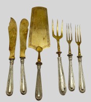 Auktion 375<br>6x div. Vorlegeteile mit Silbergriffen-800-, ungepflegte Klingen, Butter-K&auml;semesser, 2 Aufschnittgabeln, 1 Fleischgabel, 1 Heber