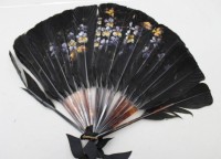 Auktion 375<br>eleganter schwarzer Federf&auml;cher mit handgemalten Bl&uuml;tenverzierungen und schildpattfarbenen St&auml;ben, Bindungen defekt, wohl um 1900, ALtersspuren, L-38,8cm