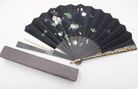 Auktion 375 / Los 13016 <br>antiker Handf&auml;cher, 1900/1920er-Jahre, gefertigt aus schwarzem Stoff (wie Seide oder Zylinderseide) mit einer feinen, handgemalten Blumen- und Zweig-Dekoration, leider besch&auml;digt, ca. L-30cm