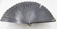 Auktion 375<br>antiker schwarzer Faltf&auml;cher mit dunklen Lamellen und einem filigranen silberfarbenen Ornament (1x fehlt), eine Lamelle besch&auml;digt, L-26,5cm
