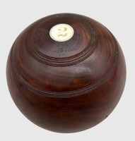 Auktion 375<br>Pockholz-Rasen-Bowlekugel  Nr. 2, andere Seite Initialien "F.S.", undeutl. gestempelt, wohl Schottland, D-ca. 12 cm