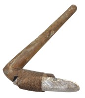Auktion 375<br>Beil aus Feuerstein, Holzgriff, wohl Ozeanien, Alter?, 48x27 cm, 1,9 kg.
