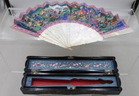 Auktion 375<br>antiker chinesischer F&auml;cher handbemal in dazugeh&ouml;rigen schwarz lackierten Holzkiste aus dem 19. Jahrhundert, datiert 1869, Perlmutt, leider gebrochen, ca. L-28,5cm