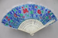 Auktion 375 / Los 15549 <br>antiker Faltf&auml;cher mit blauen und roten handbemalten Federn sowie filigran geschnitzten Knochenst&auml;ben, China um 1900,  1x Strebe gebrochen, ca. L-27,5cm