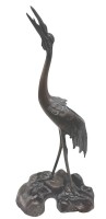 Auktion 375<br>BRONZESKULPTUR/BODENLEUCHTER, IN FORM EINES KRANICHS UND EINES FROSCHES, H-46 cm, wohl Japan?
