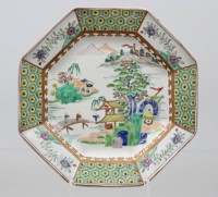 Auktion 375<br>achteckiger Porzellanteller mit polychromem, fig&uuml;rlichem Dekor, China, &auml;lter, ca. D-18,3cm