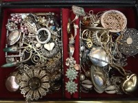 Auktion 375<br>Kl. Schmuckkasten voller  Modeschmuck, H-9 cm, 22x15 cm