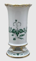 Auktion 375<br>Vase auf Stand, Tatzenf&uuml;sse "Meissen" indisch gr&uuml;n mit Gold, 1.Wahl, H-14 cm