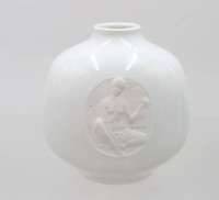 Auktion 375<br>Vase , KPM Arkadia, wei&szlig;, mit Ceres Medaillon, ca. H-9cm