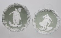 Auktion 375<br>2x Jugendstil-Wandbilder, Jasperware, romant. Szenen, je Nr. 2927, ca. D-14cm