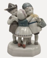 Auktion 375<br>Kindergruppe, fr&uuml;hes Goebel, Wilhelmsthal  um 1905, besch&auml;digt und mehrfach geklebt, H-12,5 cm, B-10 cm