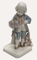 Auktion 375<br>Goebel M&auml;dchen um 1920 mit Blumen, H-10 cm, r&uuml;ckseitig Vase besch&auml;digt