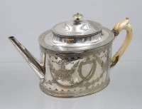 Auktion 375<br>antike georgianische Teekanne, George-III-Stil  mit feinen Handgravuren und einem isolierten Griff aus Bein, um 1780, Versilberung wohl erneuert, H-16cm