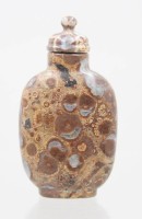 Auktion 375<br>Kleine Schnupftabakflasche aus chinesischem braunem Puddingstein, &auml;lter, ca. H-7cm