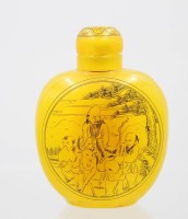 Auktion 375<br>gelbes chinesisches Schnupftabakfl&auml;schchen, wohl Kunstharz, ca. H-7,5cm