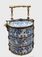 Auktion 375<br>3 teilige Tiffin Box,  China, Porzellan mit Bronzemontur, 20.Jhd. H-30 cm, D-17 cm
