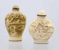 Auktion 375<br>2x  Schnupftabakflaschen nach antiken Vorbildern, Kunstharz, je gemarkt, ca. H-6,5 u. 7,5cm